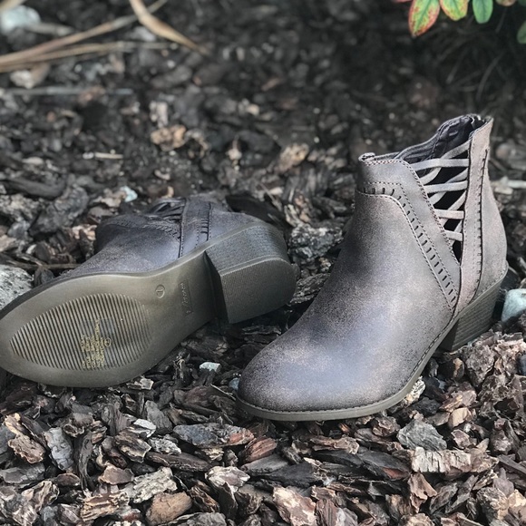 😍restock Brown criss cross v cut booties - Picture 4 of 8